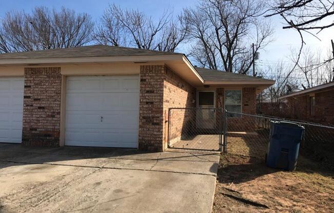 2 bed, 1 bath duplex with a 1 car garage for rent in Midwest City near Douglas and NE 10th!