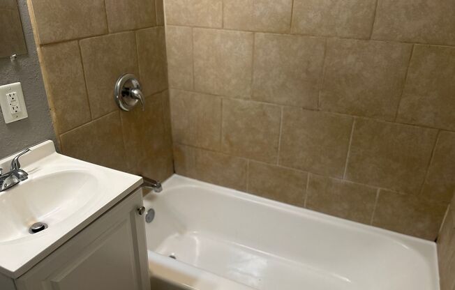 2 beds, 1 bath, 750 sqft, $1,045, Unit B09 1048 11