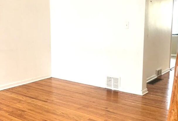 Stunning 3-Bedroom Townhome in East Oak Lane! Available NOW!