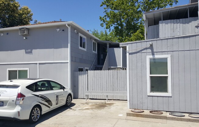 LEXINGTON STREET APTS