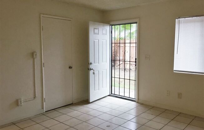 2 beds, 1 bath, 800 sqft, $1,050