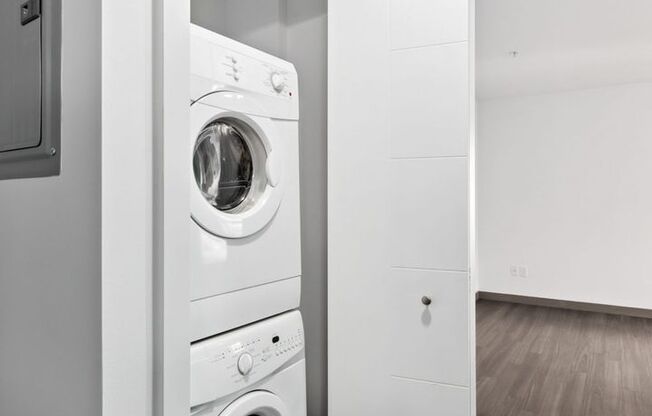 Studio, 1 bath, 380 sqft, $1,695, Unit 215