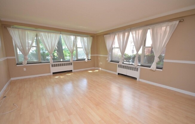 2 beds, 1 bath, 835 sqft, $4,100, Unit 135