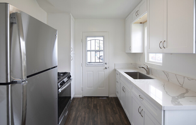 1BR Cottage in Pacific Beach with Garage!