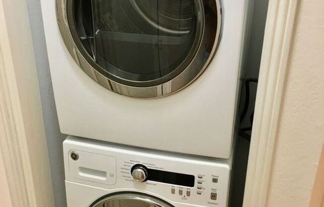 2 bed/2 bath right off 580! 2 parking spaces included! Washer/dryer in unit!!