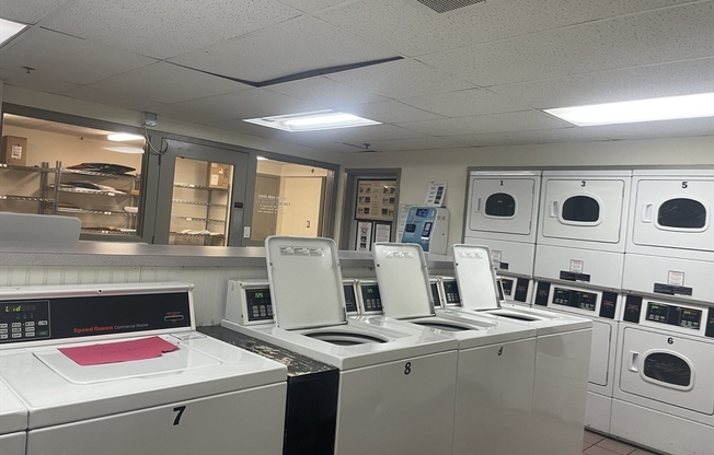 2 beds, 1 bath, 940 sqft, $2,350, Unit 13M