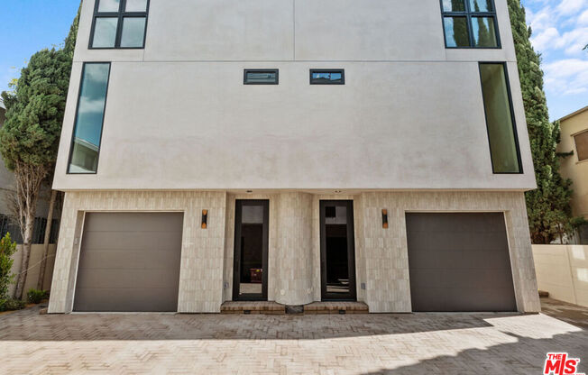 426 1/2 ARNAZ DR