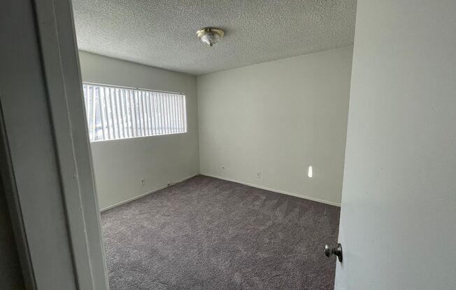 2 beds, 1 bath, $2,050, Unit 17