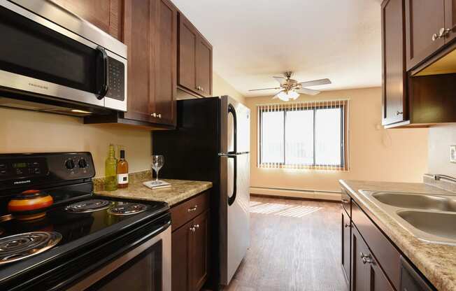 The Edge of Uptown Apartments | Kitchen & Dining Room