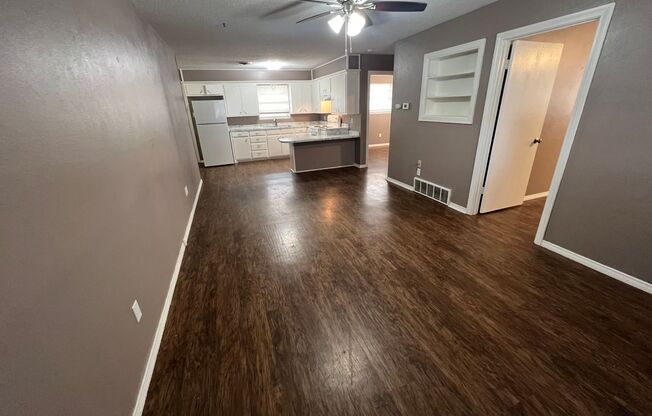 2 beds, 1 bath, 952 sqft, $900