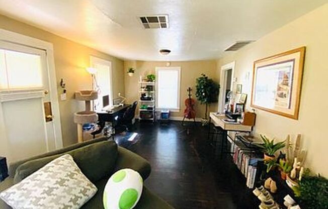 **Charming 2 Bedroom Home in Tempe – Available August 1**