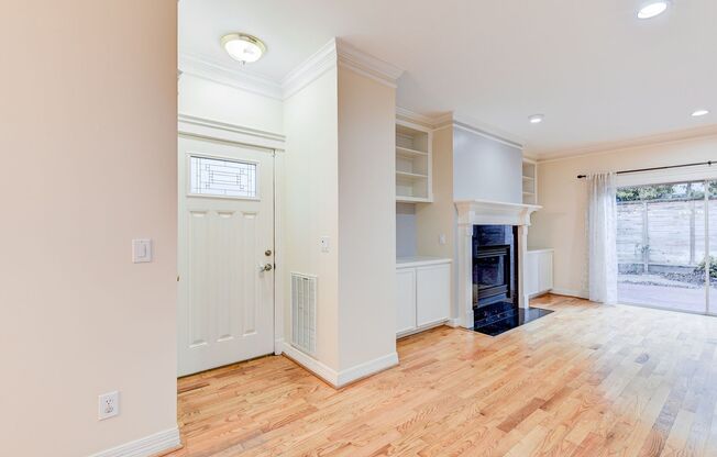 Chic Three-Story Home: Ideal Living Near Rice Village and More!