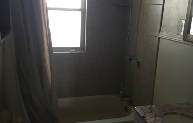 2 bedroom 1 bath freshly painted in Redford