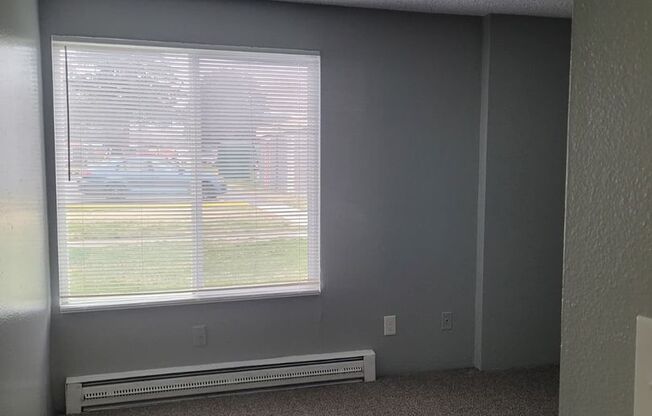 3 beds, 1 bath, 890 sqft, $1,700, Unit 505 H2