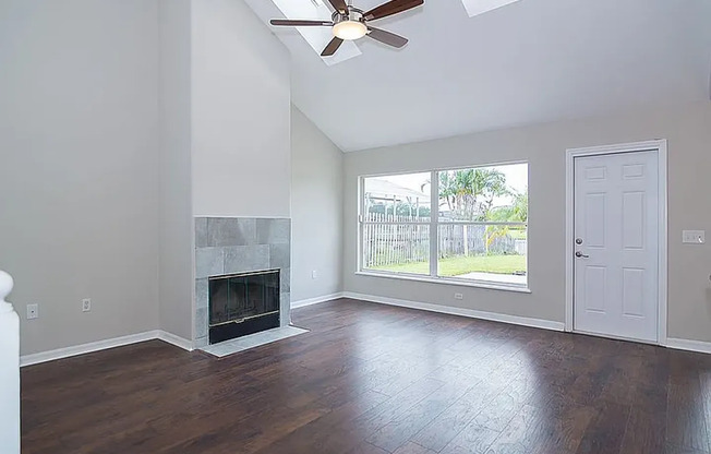 Beautiful water-view 5 bedrooms single family in Hunters Creek!