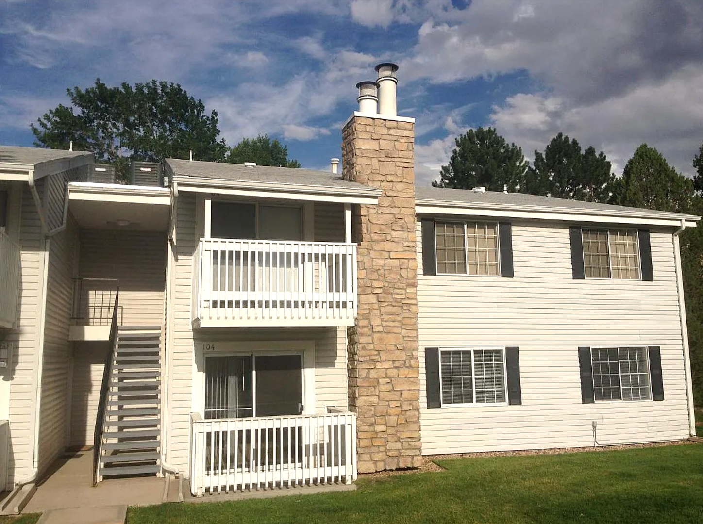 Updated 2 Bed/2 Bath Aurora Condo – Fireplace, Washer/Dryer, Community Perks!