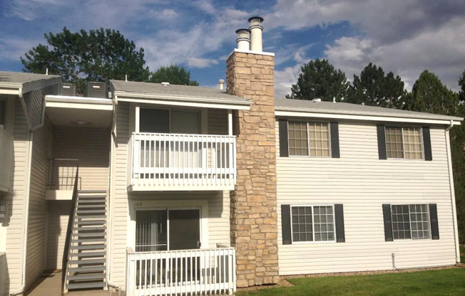 Updated 2 Bed/2 Bath Aurora Condo – Fireplace, Washer/Dryer, Community Perks!