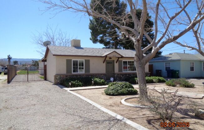 Adorable 2 Bedroom 1 Bath in the heart of Quartz Hill