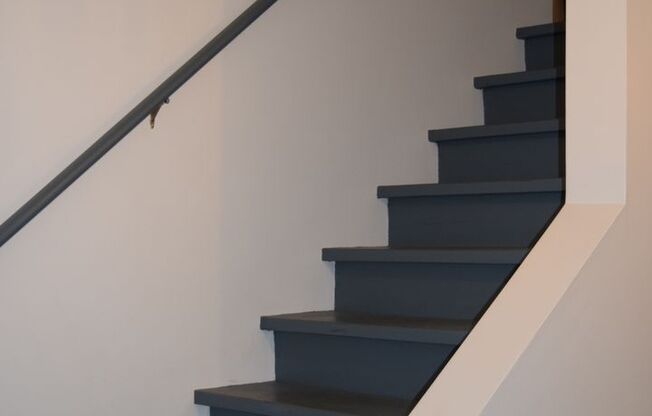 NEWLY RENOVATED PONTIAC UNIT FOR LEASE!