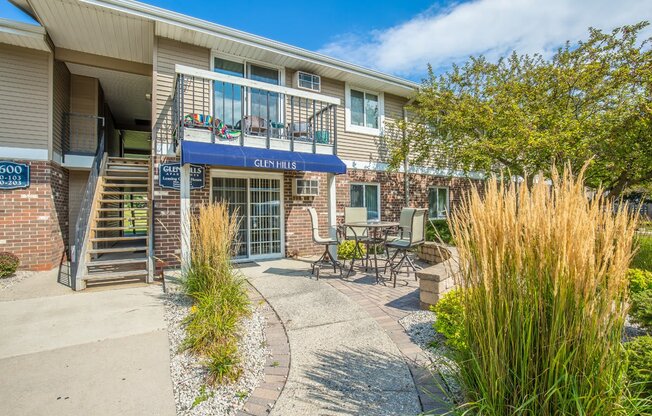 Outdoor Dining  at Glen Hills Apartments, Wisconsin