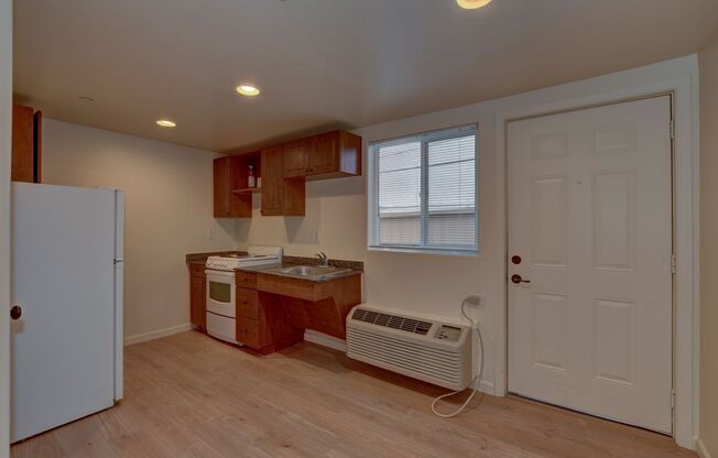 Studio, 1 bath, 225 sqft, $900, Unit Unit 19