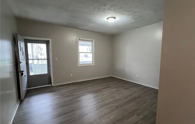 2 beds, 1 bath, $775, Unit Down