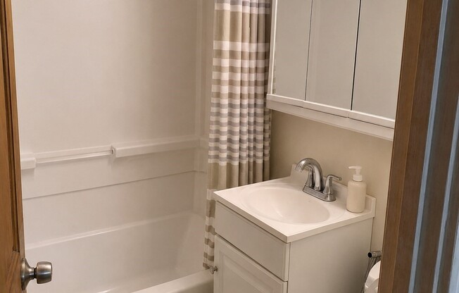3 beds, 1 bath, 700 sqft, $2,800, Unit 2
