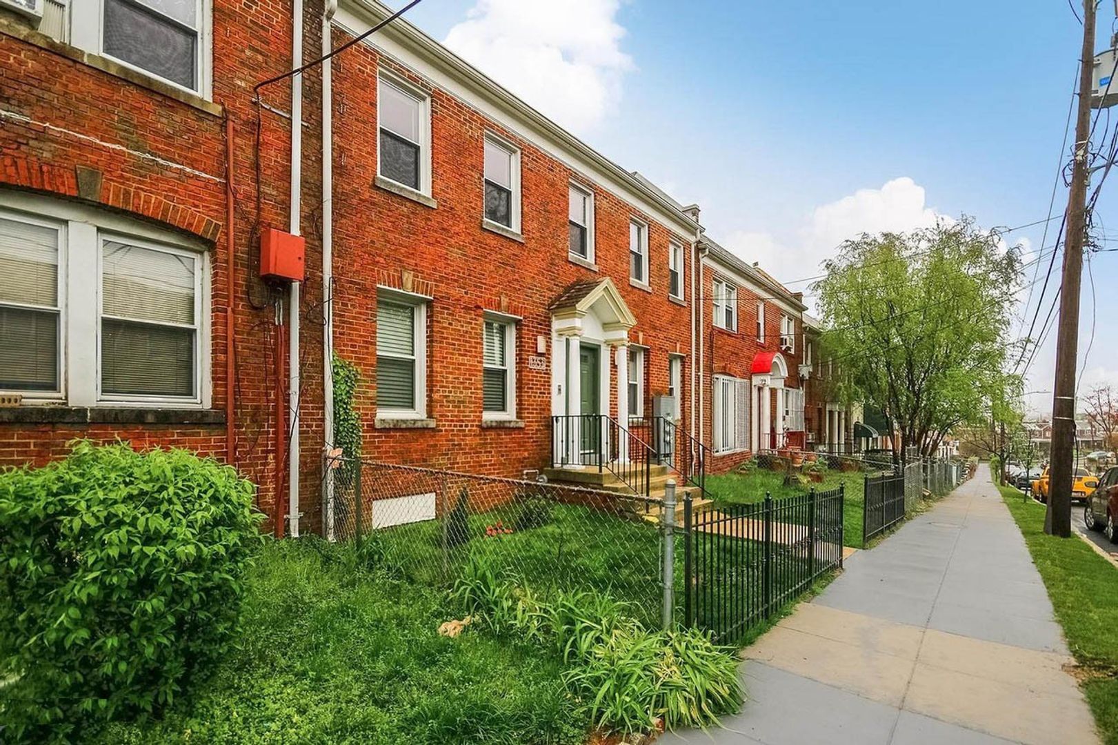 Bright and Spacious 2 Bedroom Abode in Brentwood!