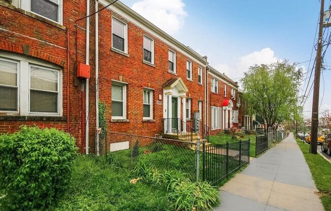 Bright and Spacious 2 Bedroom Abode in Brentwood!