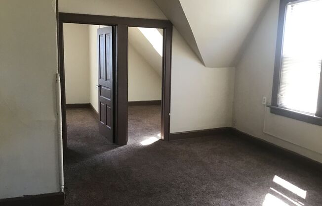 3 beds, 1 bath, $995, Unit Upper