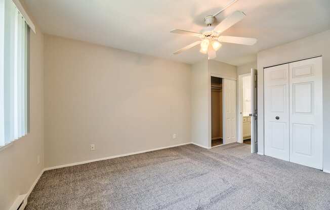 Lush Wall-To-Wall Carpeting In Bedrooms at Glen Hills Apartments, Glendale