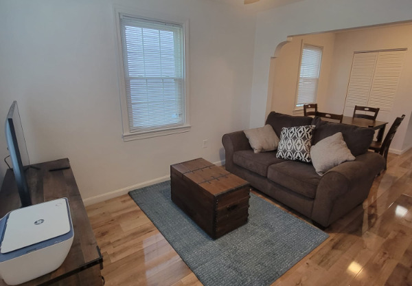 260 W QUEEN ST