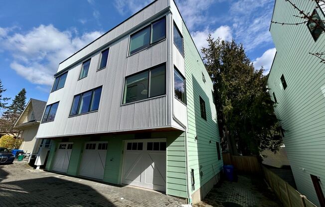 Spacious Ballard Townhome- 2 Bedrooms with Parking