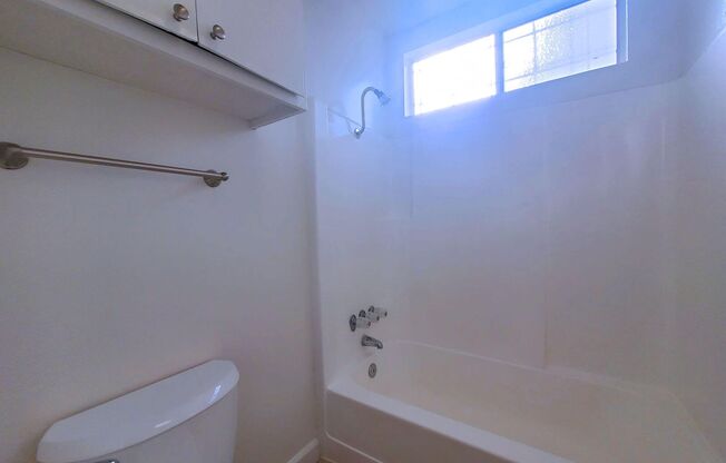 2 beds, 1 bath, $2,195, Unit 18