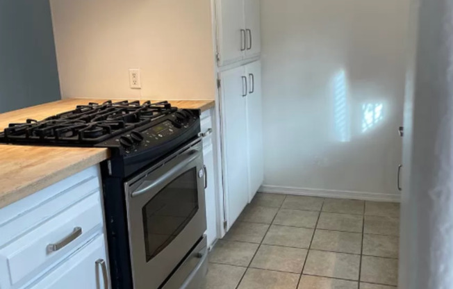 2 beds, 1.5 baths, $1,650, Unit Apt A