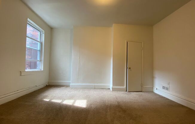 3 beds, 1 bath, $1,965, Unit 332202