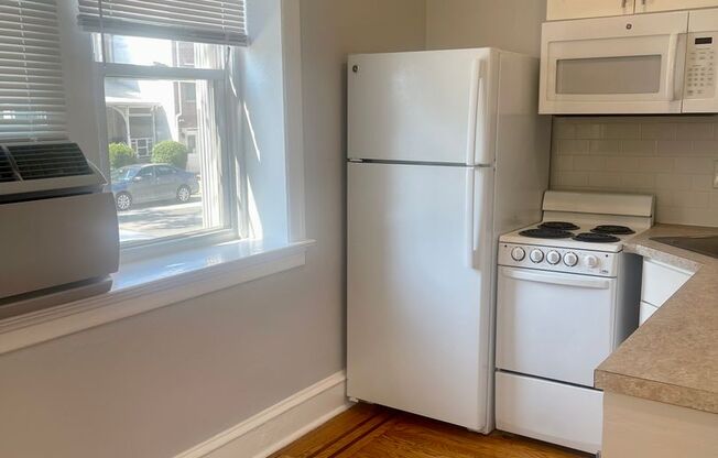 2 beds, 1 bath, 600 sqft, $1,350, Unit 1J