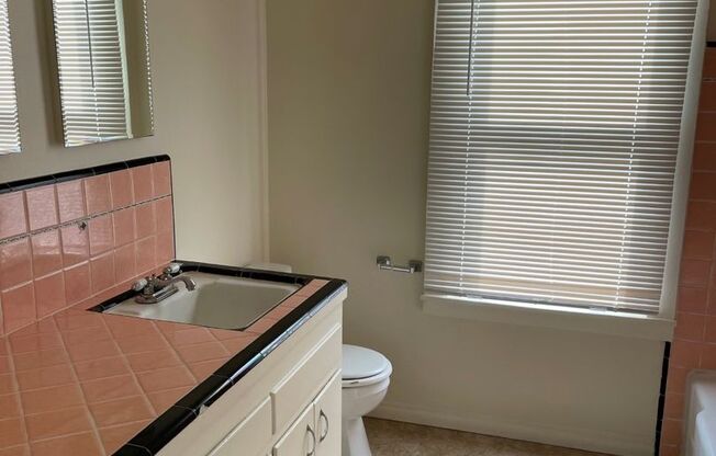 2 beds, 1 bath, $3,200