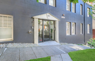 Spacious Retreat with Hardwood Floors, High Ceilings & Prime Downtown Seattle Location!