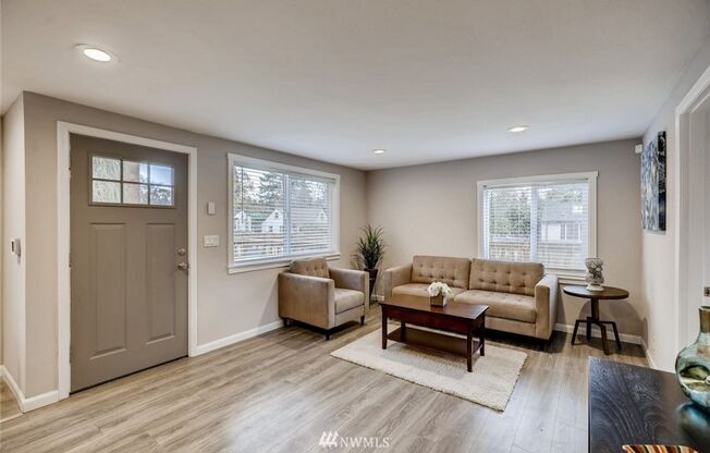 Charming 3 Bedroom Skyway House with Large Yard!!