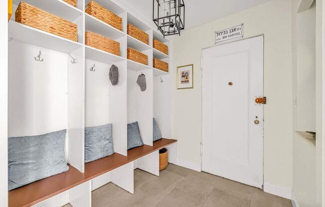 320 W 89 ST