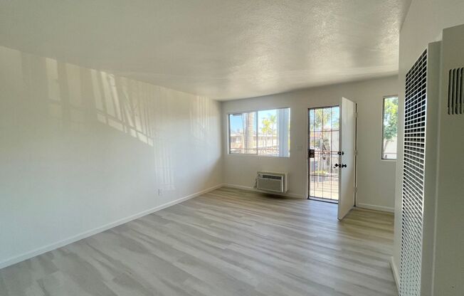 2 beds, 1 bath, 700 sqft, $1,946, Unit 545-1054