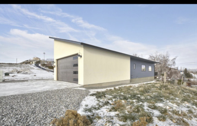 Selah 2br 2ba DBL Garage 5-star Built Green Energy Standards home!