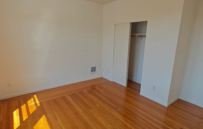 2 beds, 1 bath, $3,400, Unit 1275