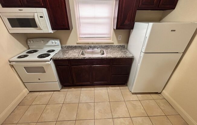 2 beds, 1 bath, $1,100, Unit 0043BTH