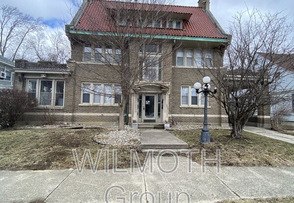 408 W MULBERRY ST