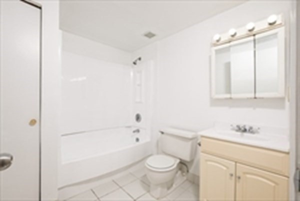 2 beds, 1.5 baths, 840 sqft, $2,900, Unit 604