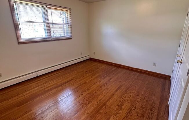 2 beds, 1 bath, 903 sqft, $1,210, Unit E-8