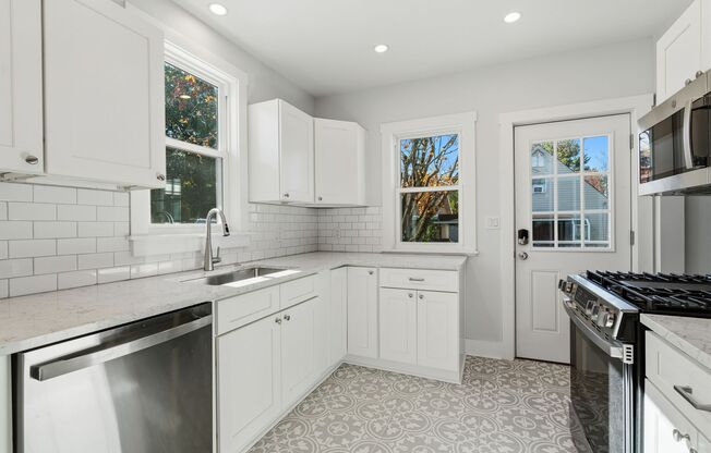 Newly renovated 3 bedroom beauty in Upper St. Clair! Available NOW!