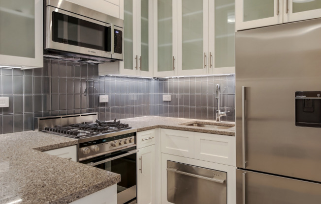 215 W 10 ST
